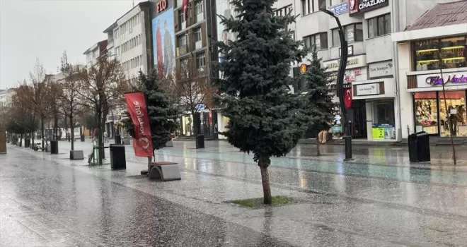 Karabük’ün yüksek kesimlerinde kar, kent merkezinde sağanak etkili oldu