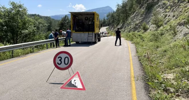 Karabük Valisi Gürel, çöken grup köy yolunu inceledi