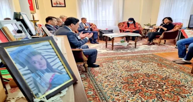 Karabük Valisi Gürel, şehit öğretmen Aybüke Yalçın'ın annesini ziyaret etti