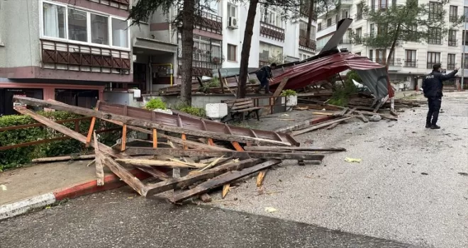 Karabük ve Düzce’de kuvvetli rüzgar ile kar yağışı