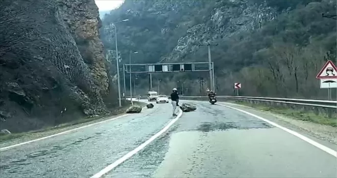 Karabük-Zonguldak kara yolundaki heyelan ulaşımı aksattı