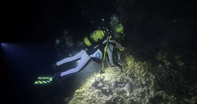 Karaburun'da su altının güzellikleri gece dalışıyla keşfediliyor