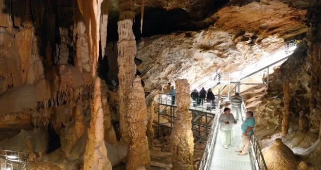 Karaca Mağarası serin havasıyla turistlerin rotasında yer aldı