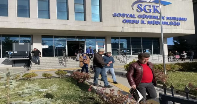 Karadeniz'de 5 ilde EYT'li vatandaşlar SGK önünde yoğunluk oluşturdu