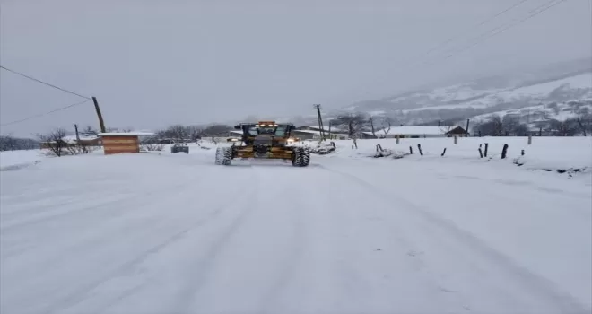 Karadeniz'deki 3 ilde 642 köy yolu kar nedeniyle ulaşıma kapandı