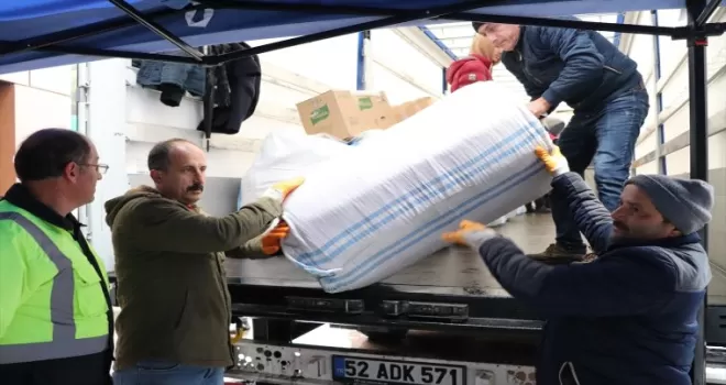 Karadeniz'den deprem bölgesine yardımlar sürüyor