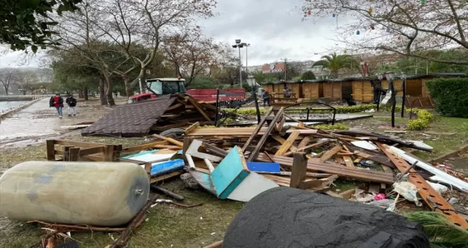 Karadeniz Ereğli’de fırtınanın izleri siliniyor