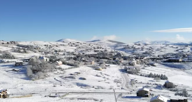 Karadeniz’in yüksek kesimlerine kar yağdı