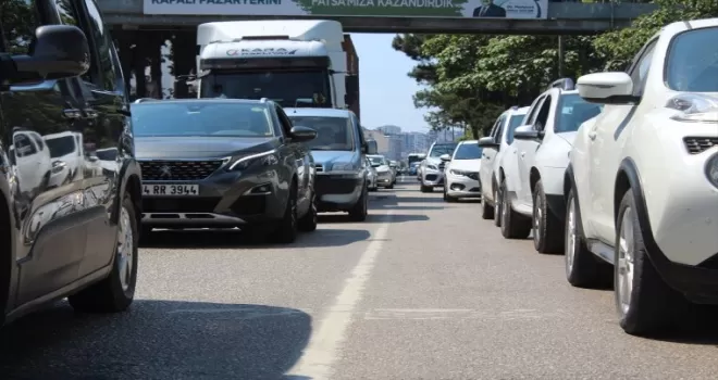 Karadeniz Sahil Yolu’nun Ordu güzergahında trafik yoğunluğu yaşanıyor