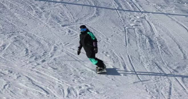 Kartalkaya'da kayak ve snowboard yaparak tatil keyfi yaşadılar