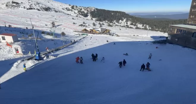Kartalkaya'da tatilciler yılın ilk gününde kayak ve snowboard yaptı