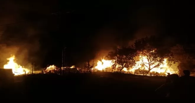 Kastamonu’da 5 evi saran yangına müdahale ediliyor