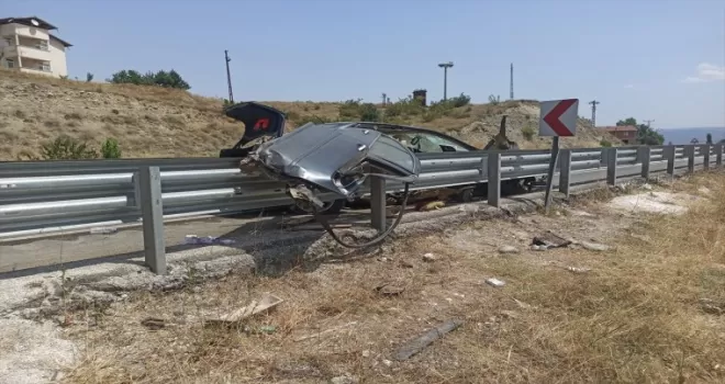 Kastamonu’da bariyerlere çarpan otomobildeki kişi yaralandı