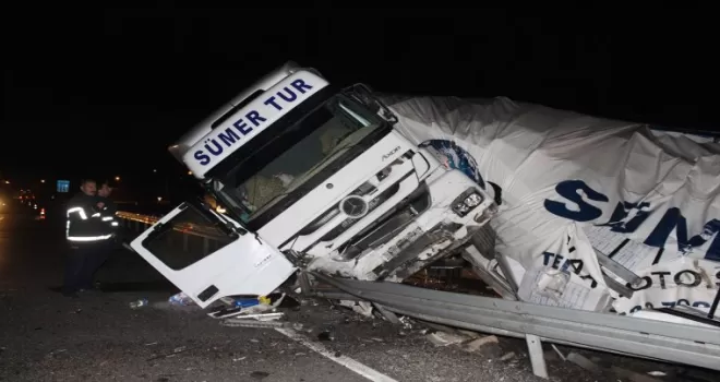 Kastamonu’da bariyerlere çarpan tırın sürücüsü yaralandı