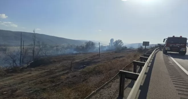 Kastamonu'da çıkan anız yangını söndürülmeye çalışılıyor