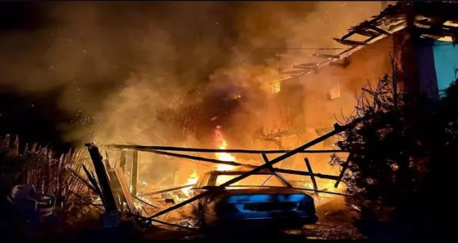 Kastamonu’da çıkan yangında 2 katlı ev ile otomobil zarar gördü