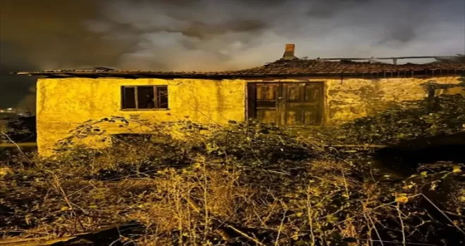 Kastamonu’da çıkan yangında 2 katlı ev zarar  gördü