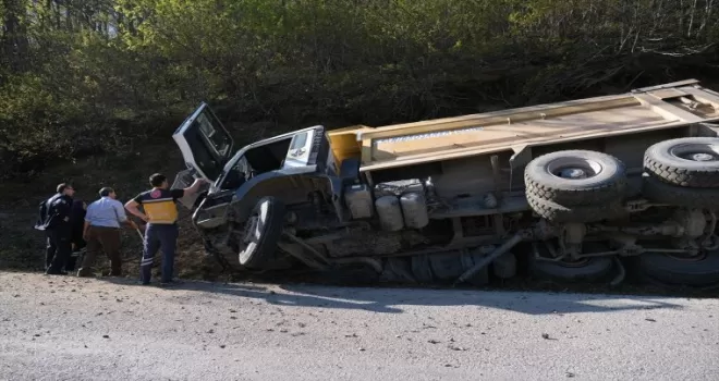 Kastamonu’da devrilen hafriyat kamyonunun sürücüsü yaralandı