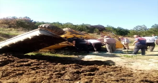 Kastamonu'da devrilen kepçenin operatörü yaralandı