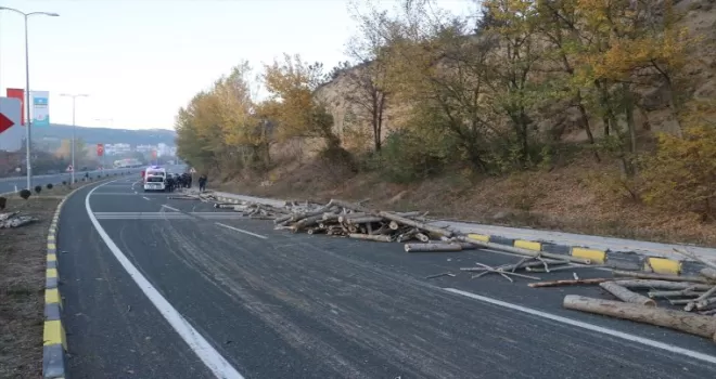 Kastamonu'da devrilen römorktaki tomruklar yola saçıldı