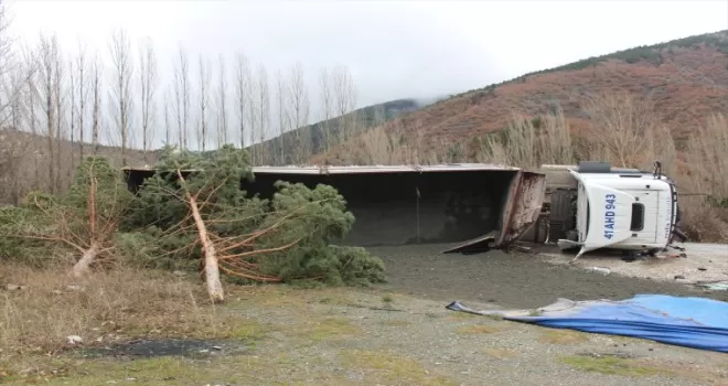 Kastamonu’da devrilen tırın sürücüsü yaralandı