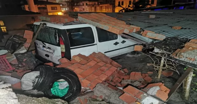 Kastamonu’da istinat duvarının yıkılması sonucu 6 araç hasar gördü