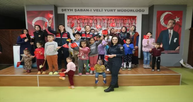 Kastamonu’da jandarma ekipleri depremzede çocukların 23 Nisan’ını kutladı