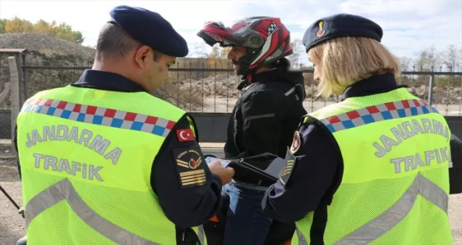 Kastamonu'da jandarma motosiklet sürücülerine reflektif yelek dağıttı