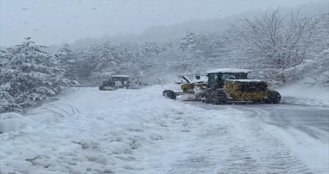 Kastamonu'da kar nedeniyle kapanan köy yolu cenaze için ulaşıma açıldı