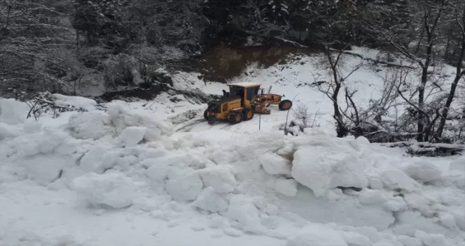 Kastamonu'da kar nedeniyle kapanan köy yolu ulaşıma açıldı