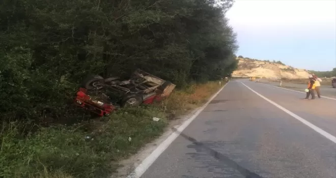 Kastamonu’da karacaya çarpmamak için manevra yapan kamyonet devrildi