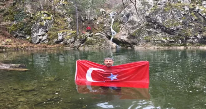 Kastamonu'da öğretim görevlisi soğuğa aldırış etmeden şelalede yüzdü