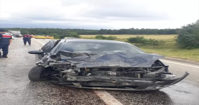 Kastamonu’da otomobille ticari taksi çarpıştı 3 kişi yaralandı