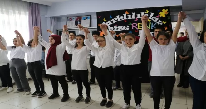 Kastamonu'da özel bireyler halk oyunları gösterisi ve müzik dinletisi sundu