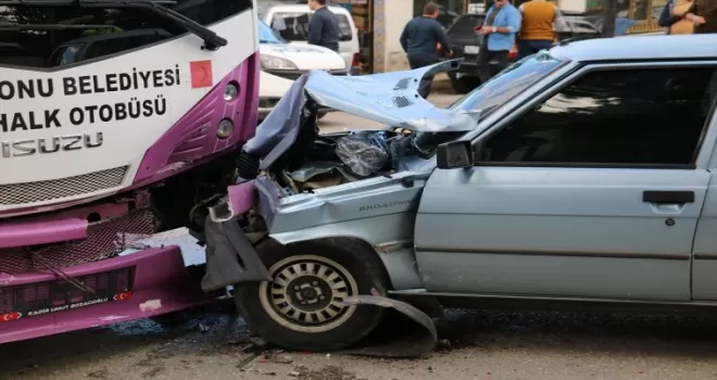 Kastamonu'da özel halk otobüsü ile çarpışan otomobilin sürücüsü yaralandı