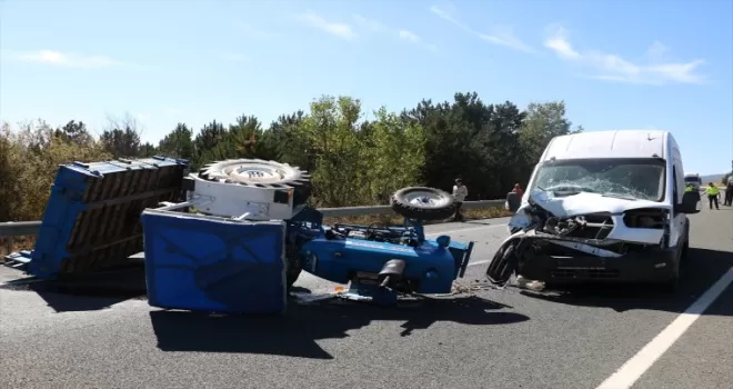 Kastamonu’da traktörle minibüsün çarpıştığı kazada 2 kişi yaralandı
