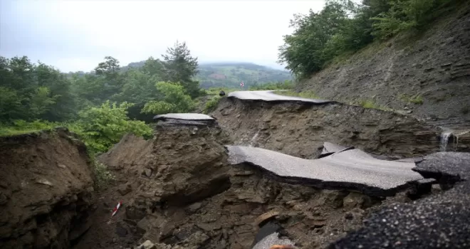 Kastamonu’nun Çatalzeytin ilçesinde 5 köyü ilçeye bağlayan grup yolu çöktü