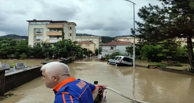 Kastamonu’nun Cide ilçesinde şiddetli yağış su baskınlarına neden oldu