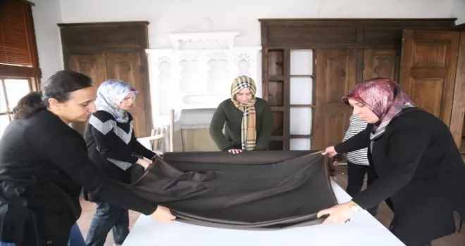 Kastamonulu kadınlar depremzedeler için kıyafet dikiyor