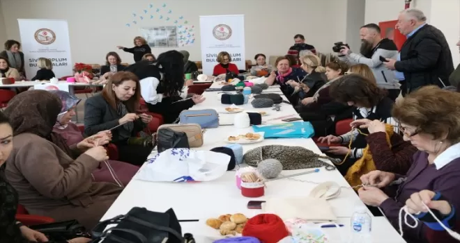 Kastamonulu kadınlar huzurevinde kalan yaşlılar için diz battaniyesi örüyor