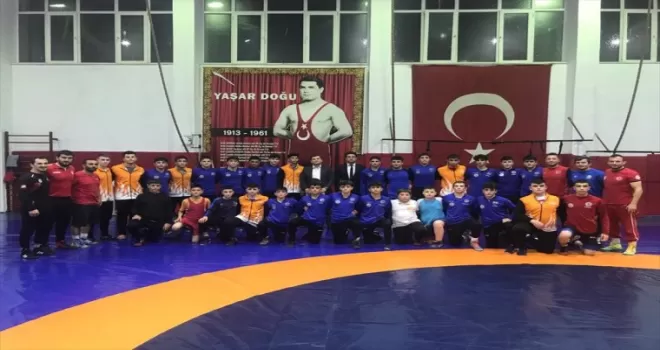Kavak Kaymakamı Faruk Atar güreşçilerin antrenmanlarını izledi