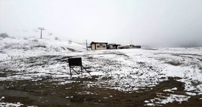 Keltepe Kayak Merkezi’nde kar ve sis etkili oluyor