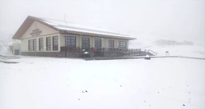 Keltepe Kayak Merkezi’nde nisanda kar etkili oldu