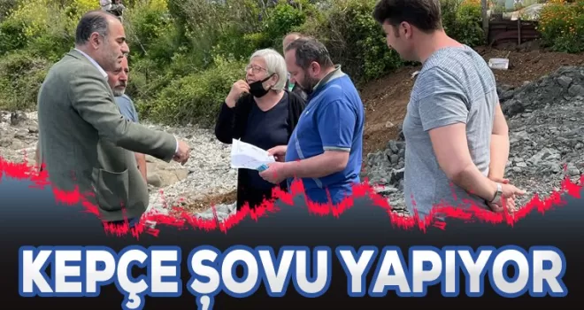 Kepçe şovu yapıyor...