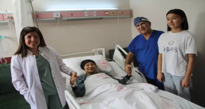 Kırgızistanlı kadın rahmindeki tümörden Türkiye'deki ameliyatla kurtuldu