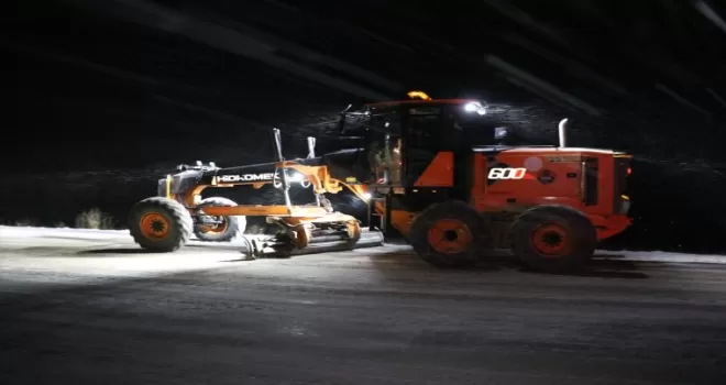 Kop Dağı Geçidi'nde kar ve tipi etkili oluyor