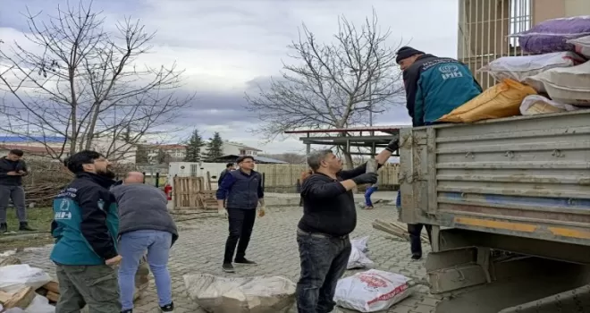 Köylülerden deprem bölgesine 25 ton odun yardımı