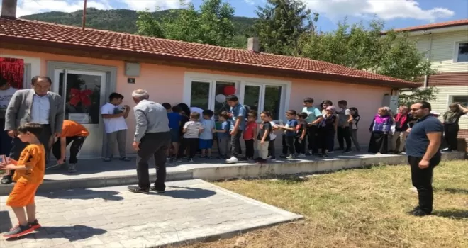 Laçin’de kütüphaneden kitap alan çocuklara sebze fidesi hediye ediliyor