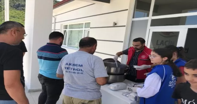 Laçin Gençlik Merkezi’nde aşure dağıtıldı