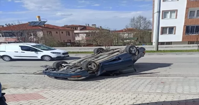Ladik’te devrilen otomobilin sürücüsü yaralandı